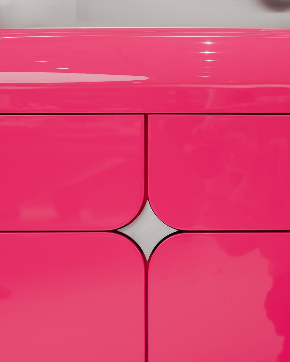 Футуристичная розовая тумба, сталь и зеркала в интерьере магазина украшений — проект студии KIDZ
