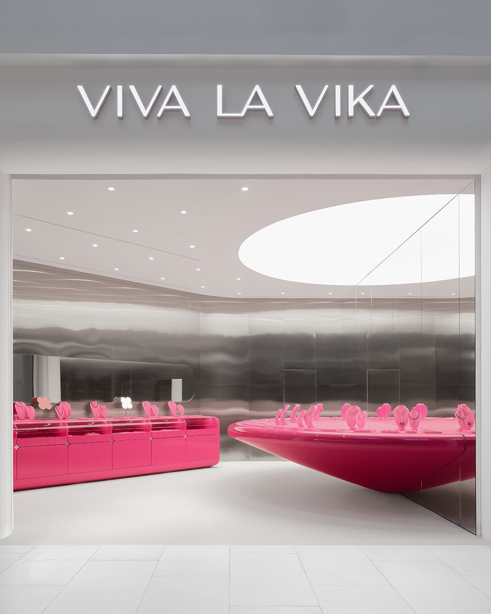 Футуристичная розовая тумба, сталь и зеркала в интерьере магазина украшений — проект студии KIDZ