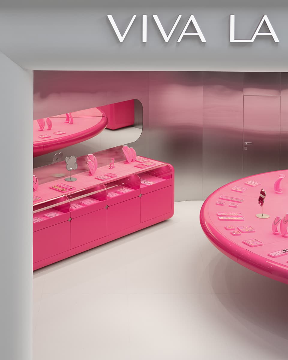 Футуристичная розовая тумба, сталь и зеркала в интерьере магазина украшений — проект студии KIDZ