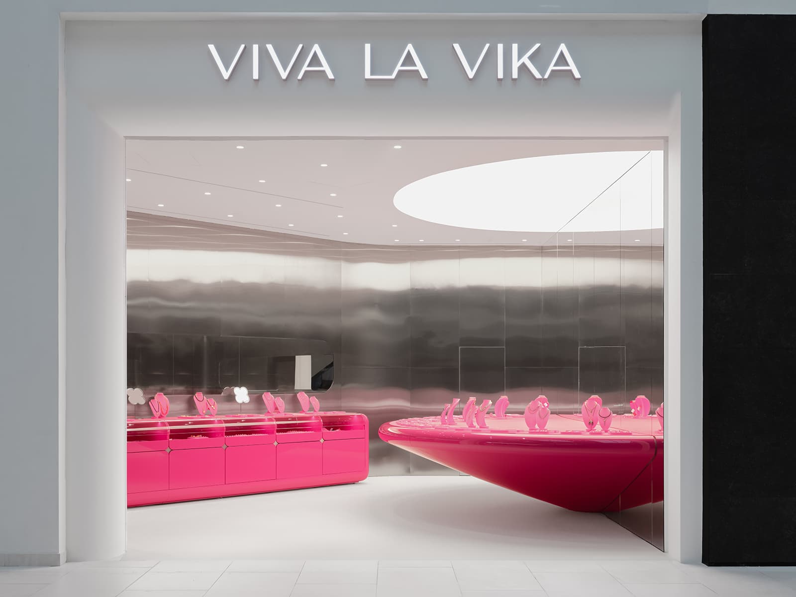 Футуристичная розовая тумба, сталь и зеркала в интерьере магазина украшений — проект студии KIDZ