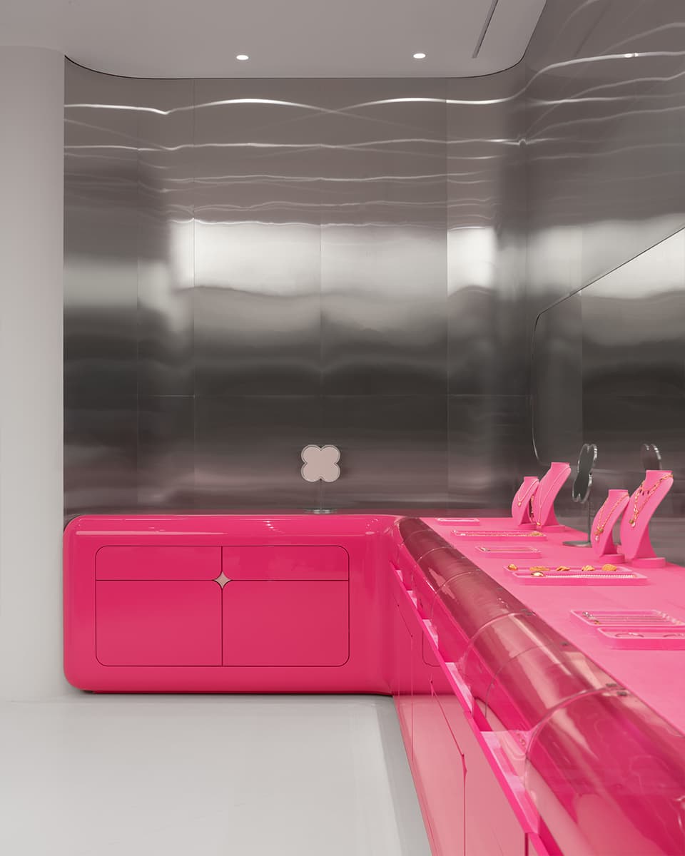 Футуристичная розовая тумба, сталь и зеркала в интерьере магазина украшений — проект студии KIDZ