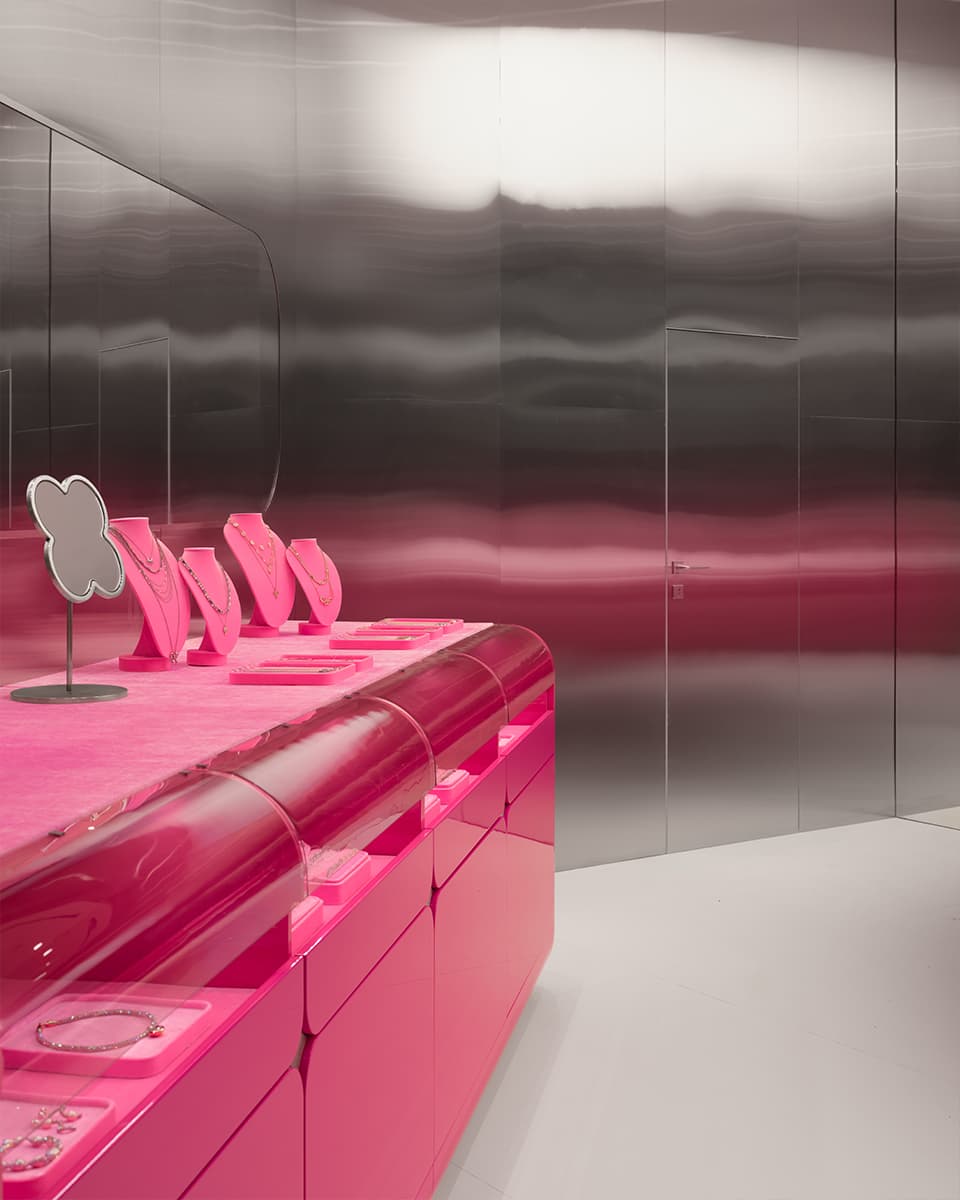 Футуристичная розовая тумба, сталь и зеркала в интерьере магазина украшений — проект студии KIDZ