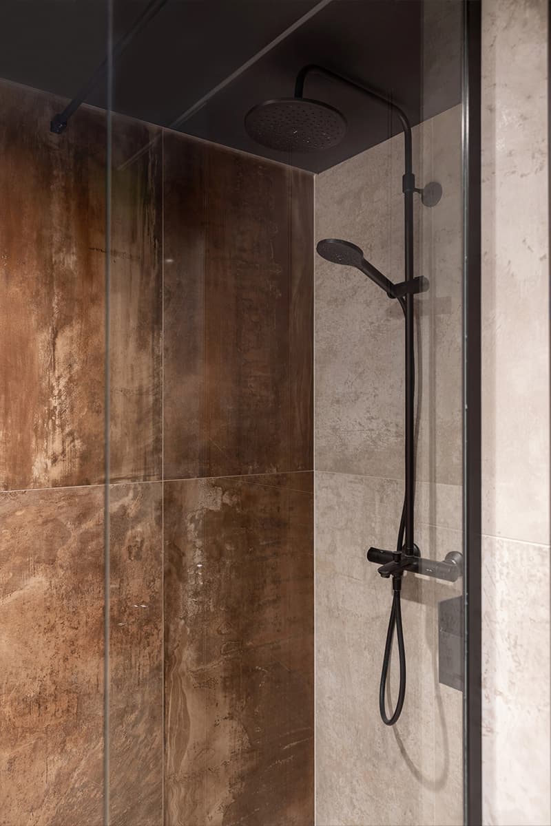 Обволакивающие темные тона в интерьере квартиры с антресольным этажом — проект Вероники Квасовой