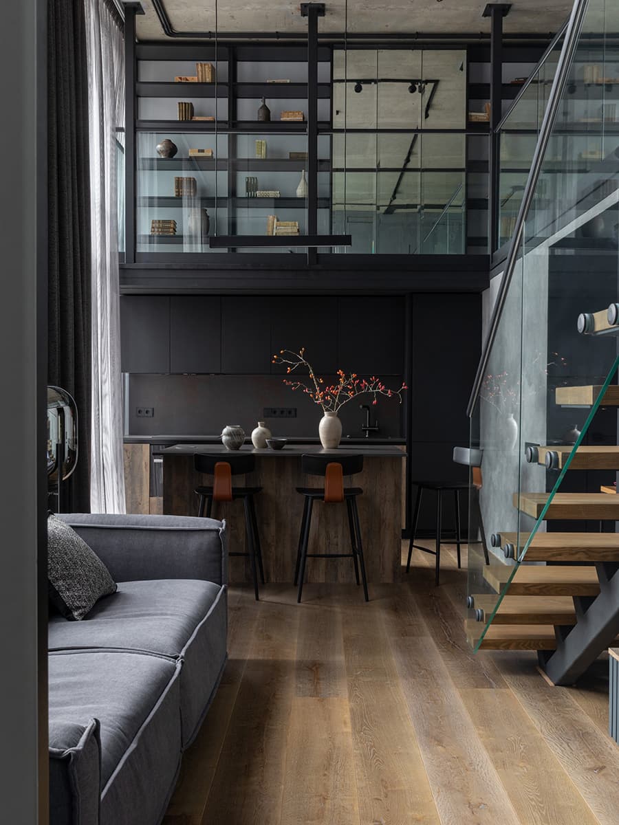 Обволакивающие темные тона в интерьере квартиры с антресольным этажом — проект Вероники Квасовой