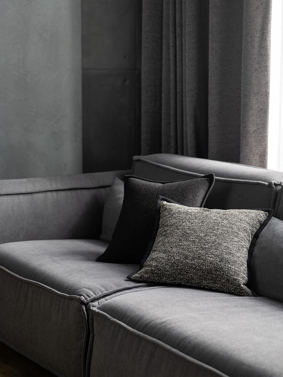 Обволакивающие темные тона в интерьере квартиры с антресольным этажом — проект Вероники Квасовой