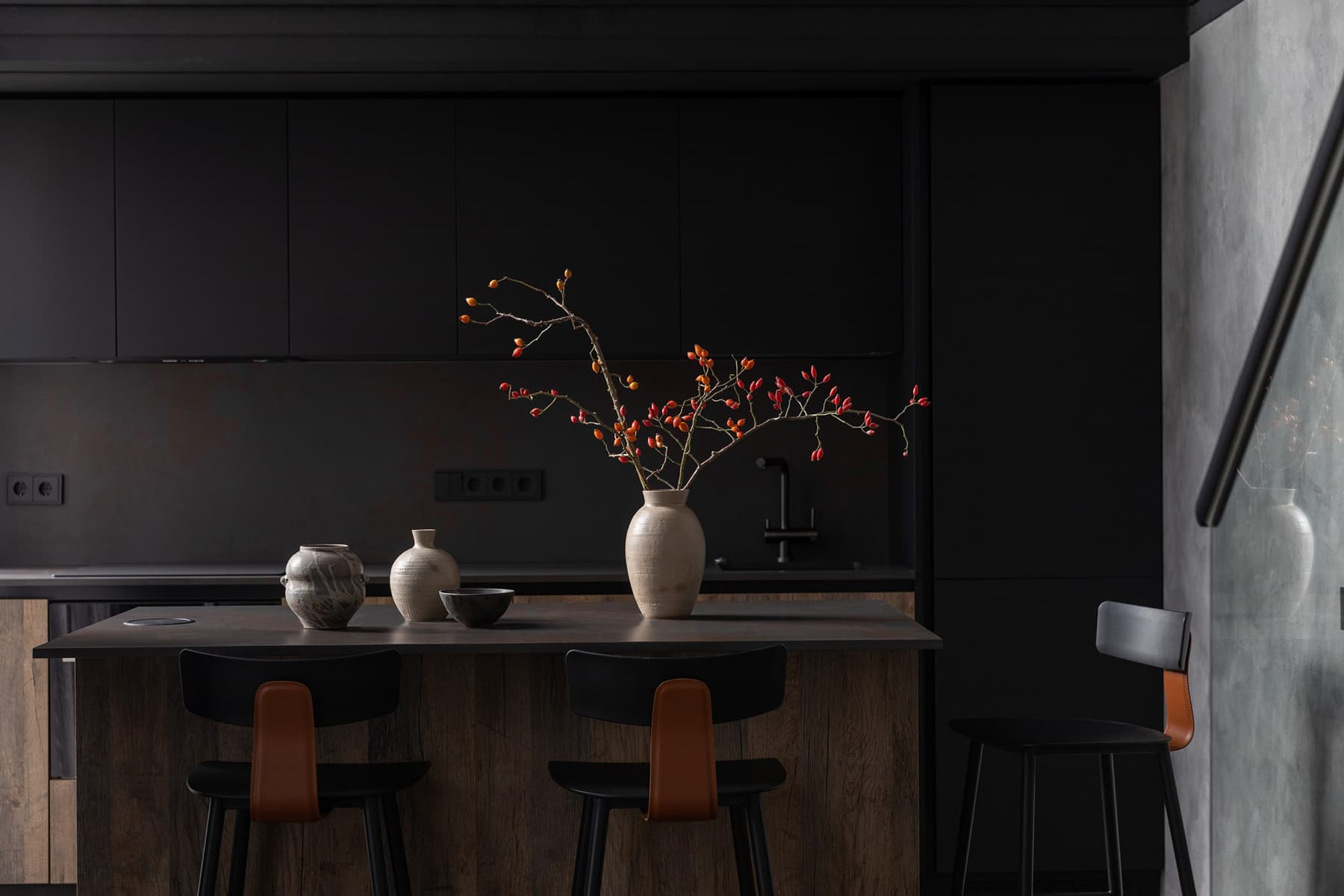 Обволакивающие темные тона в интерьере квартиры с антресольным этажом — проект Вероники Квасовой