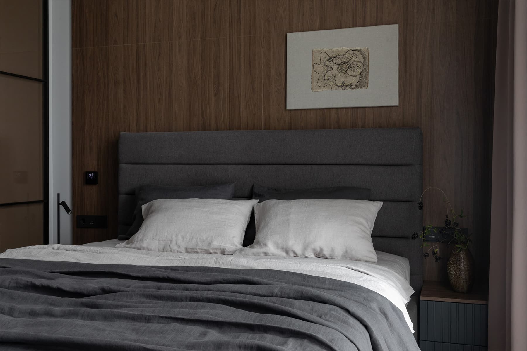 Обволакивающие темные тона в интерьере квартиры с антресольным этажом — проект Вероники Квасовой