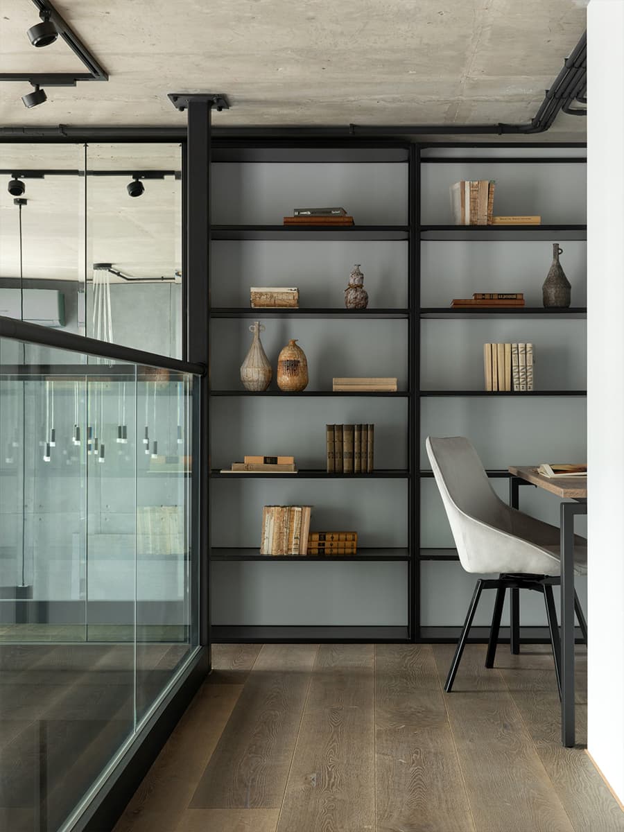 Обволакивающие темные тона в интерьере квартиры с антресольным этажом — проект Вероники Квасовой