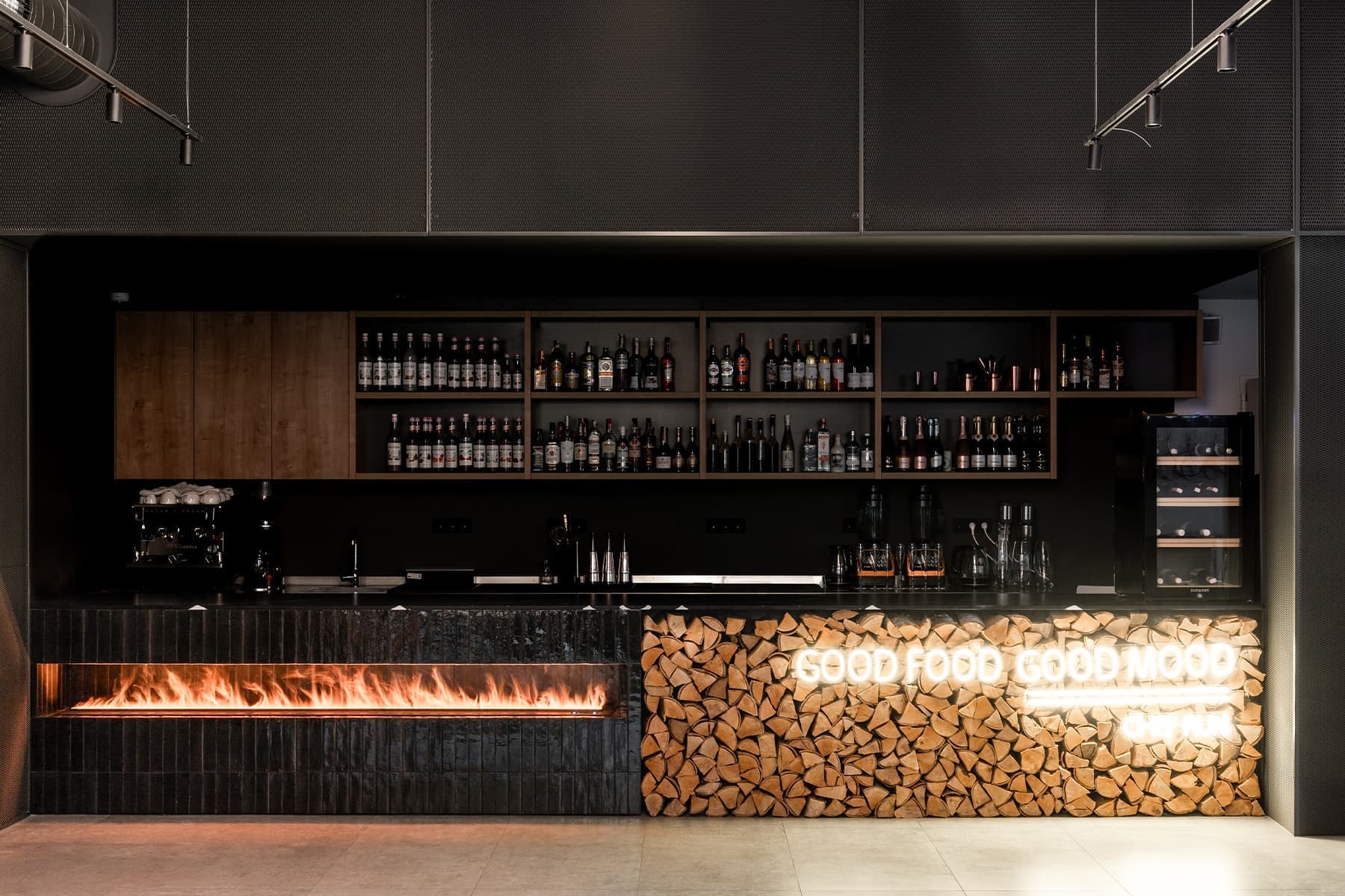 Акцентные медные панели и светильник из сетки в интерьере кулинарной студии — проект Алины Воробьевой