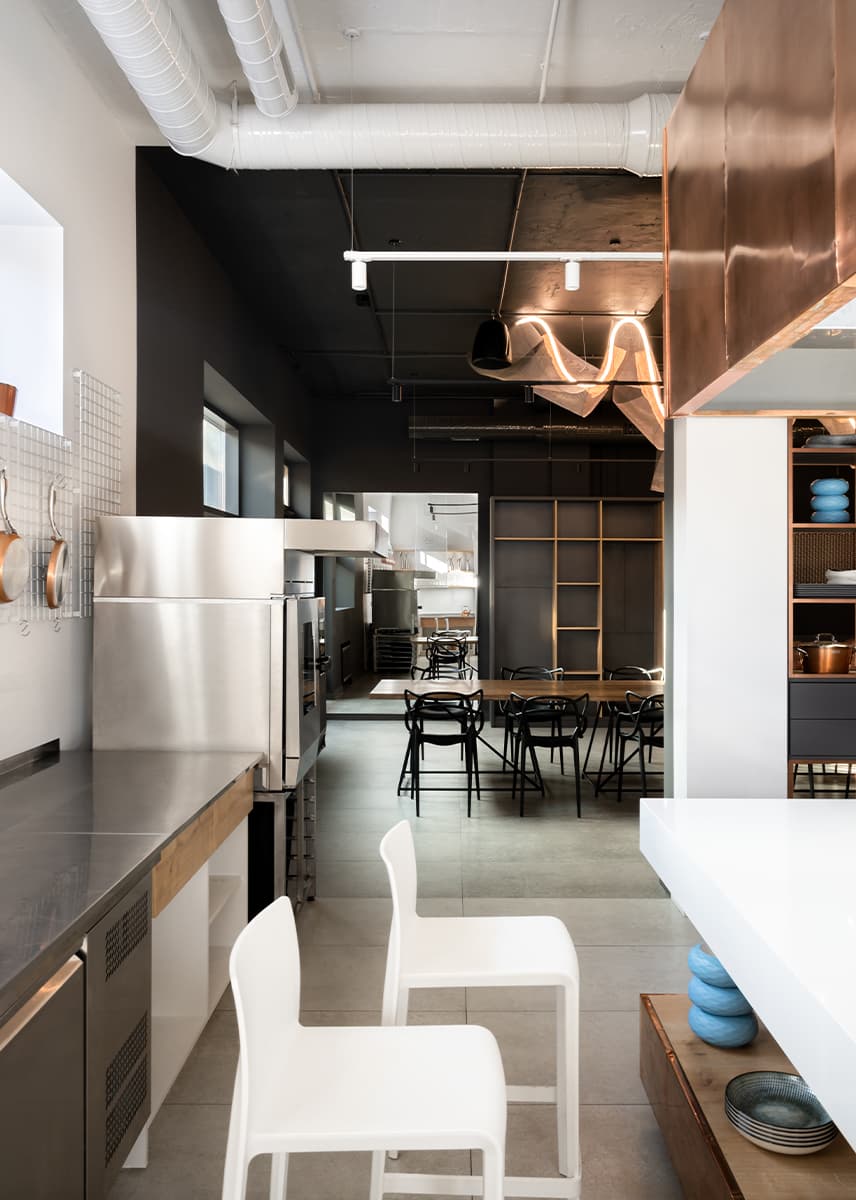 Акцентные медные панели и светильник из сетки в интерьере кулинарной студии — проект Алины Воробьевой