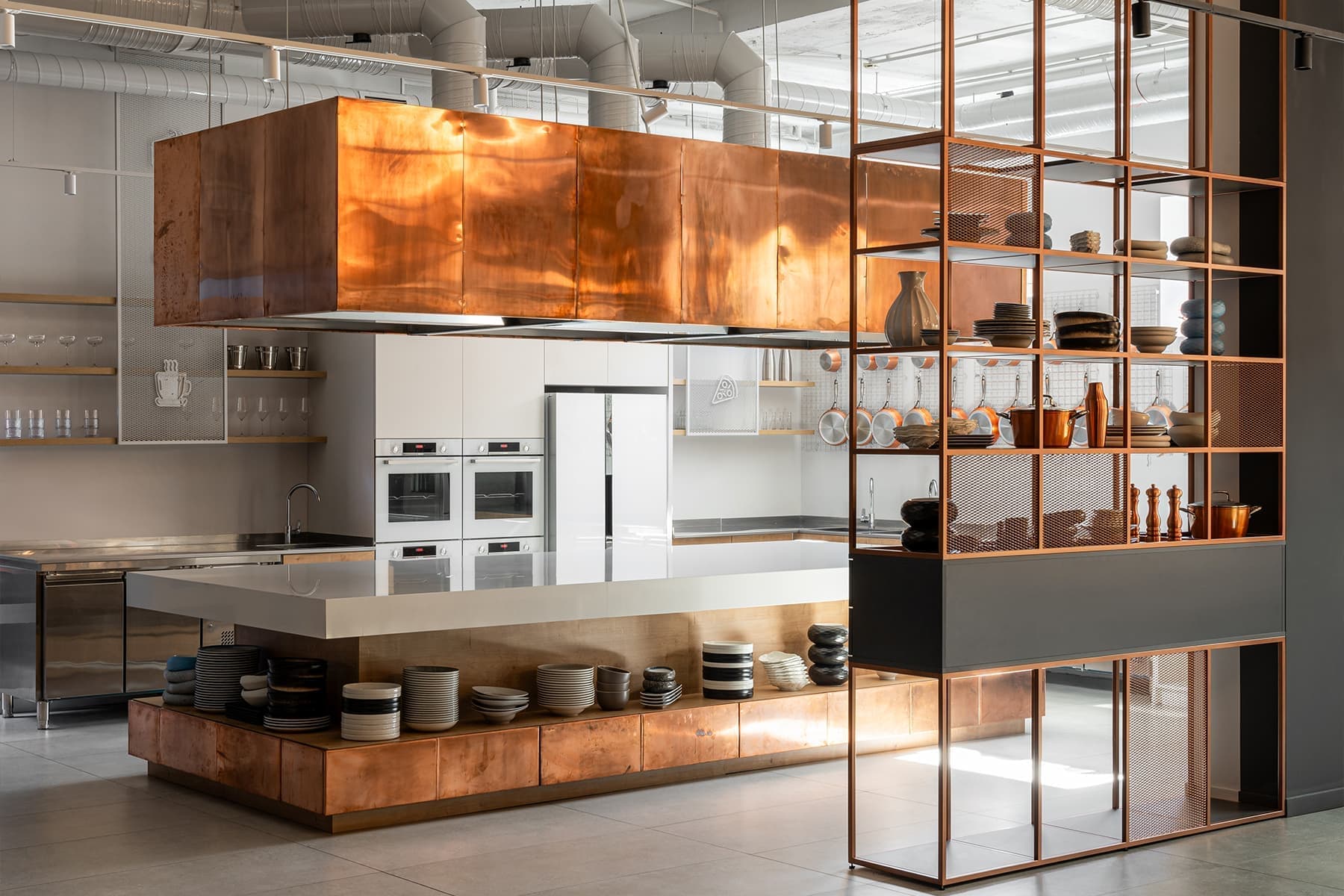 Акцентные медные панели и светильник из сетки в интерьере кулинарной студии — проект Алины Воробьевой