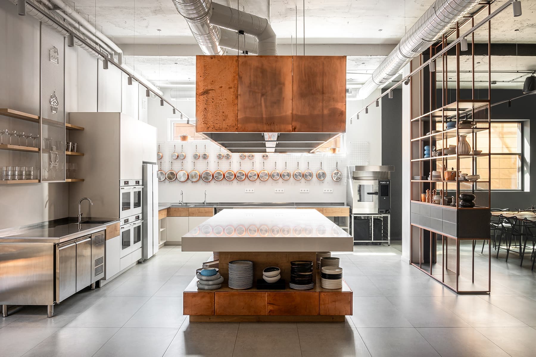 Акцентные медные панели и светильник из сетки в интерьере кулинарной студии — проект Алины Воробьевой