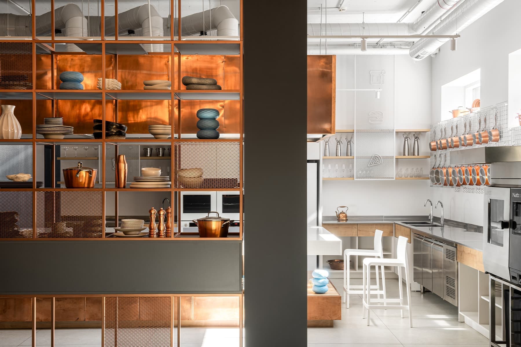 Акцентные медные панели и светильник из сетки в интерьере кулинарной студии — проект Алины Воробьевой