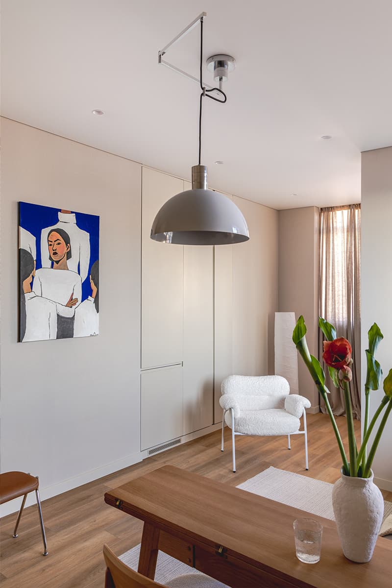 Акцентное искусство в теплом интерьере небольшой квартиры — проект бюро интерьеров 21°DESIGN