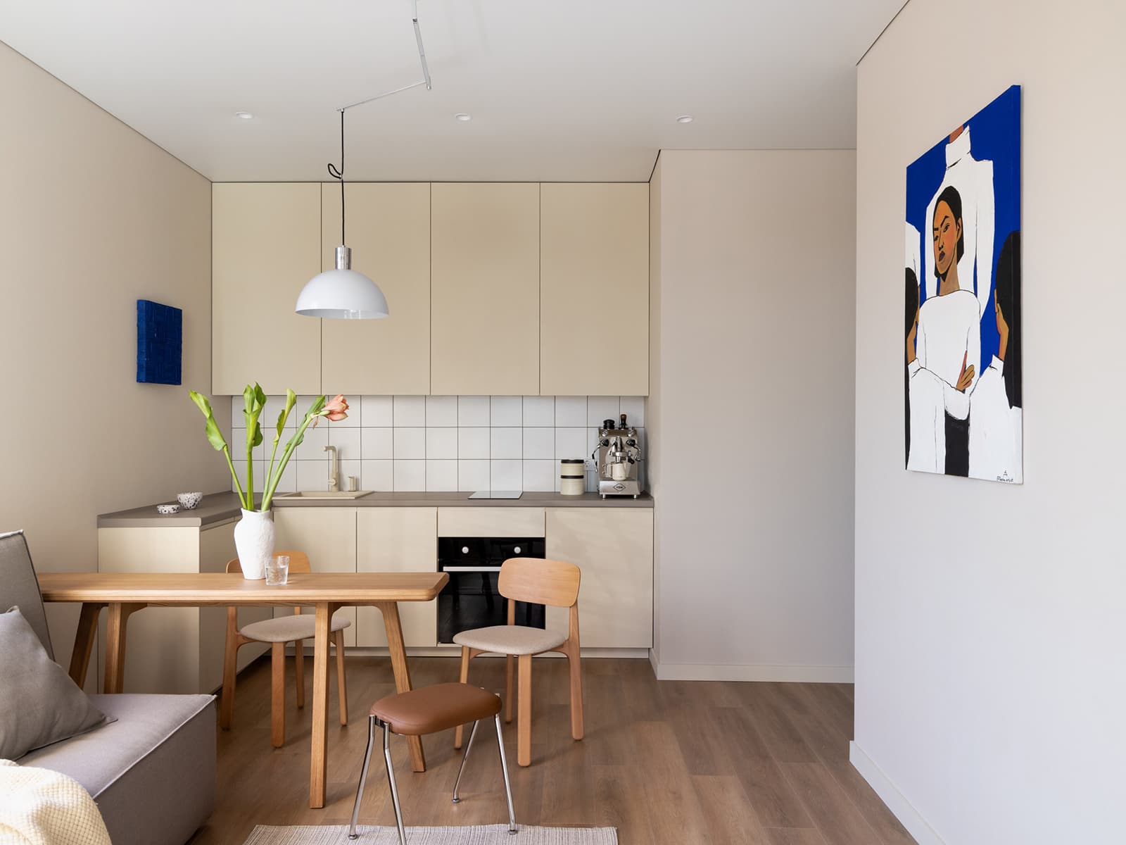 Акцентное искусство в теплом интерьере небольшой квартиры — проект бюро интерьеров 21°DESIGN