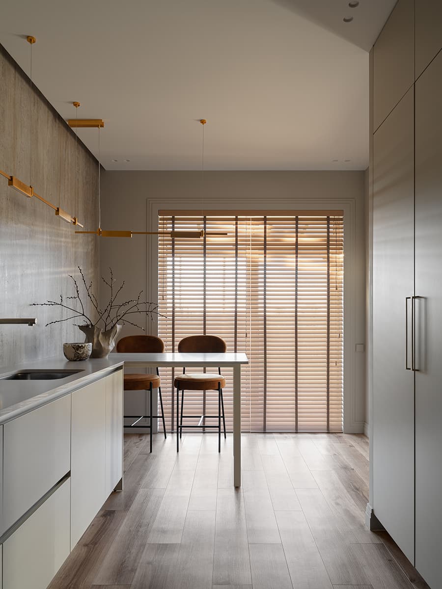 Кремовые оттенки и эффектный керамогранит в интерьере семейного коттеджа — проект студии DNK Design