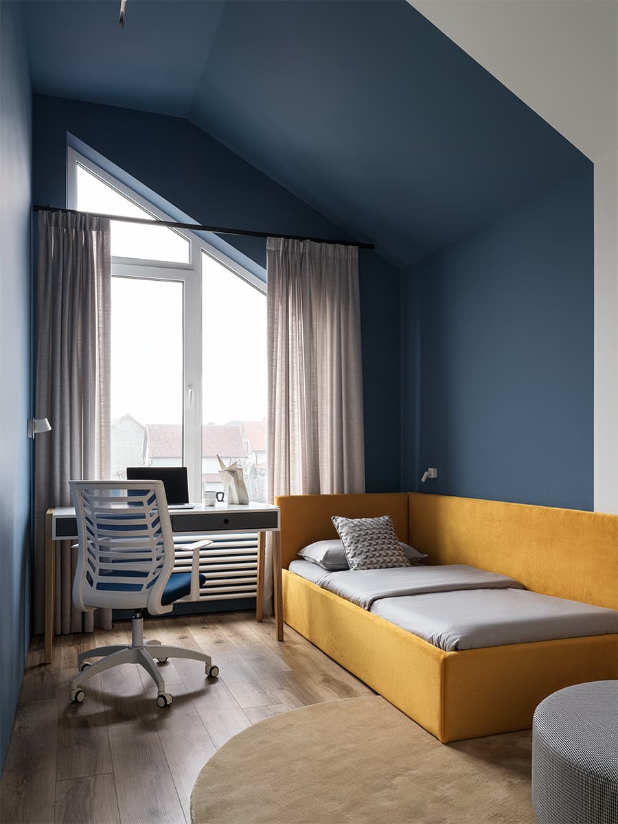 Кремовые оттенки и эффектный керамогранит в интерьере семейного коттеджа — проект студии DNK Design