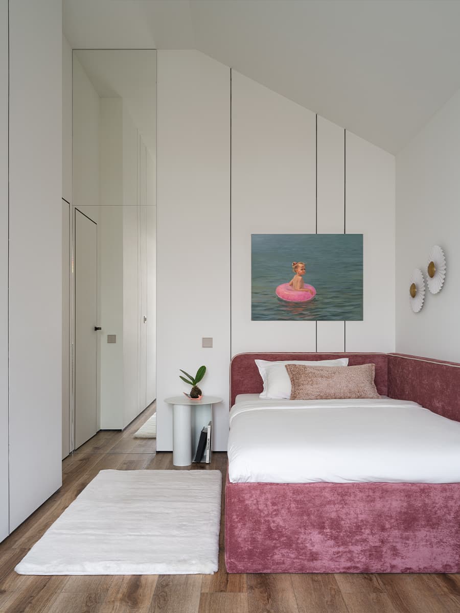 Кремовые оттенки и эффектный керамогранит в интерьере семейного коттеджа — проект студии DNK Design