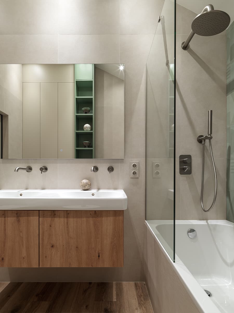 Кремовые оттенки и эффектный керамогранит в интерьере семейного коттеджа — проект студии DNK Design