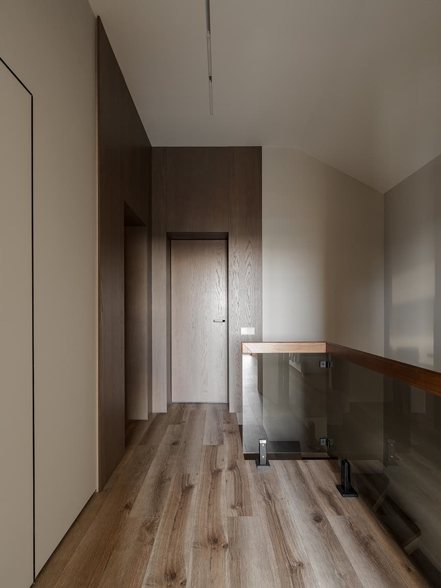 Кремовые оттенки и эффектный керамогранит в интерьере семейного коттеджа — проект студии DNK Design