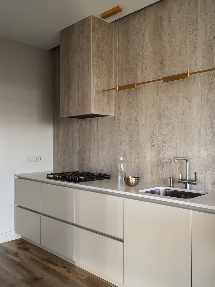 Кремовые оттенки и эффектный керамогранит в интерьере семейного коттеджа — проект студии DNK Design