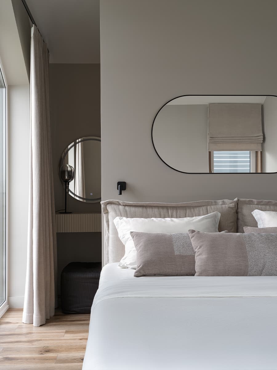 Кремовые оттенки и эффектный керамогранит в интерьере семейного коттеджа — проект студии DNK Design