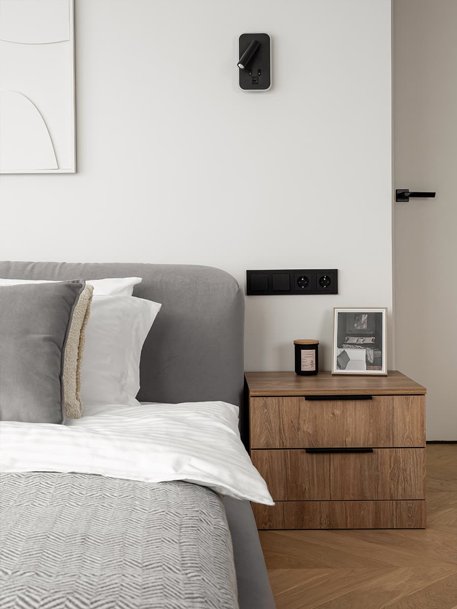 Двухуровневый остров в светлом интерьере квартиры для пары путешественников — проект Yuloo Studio