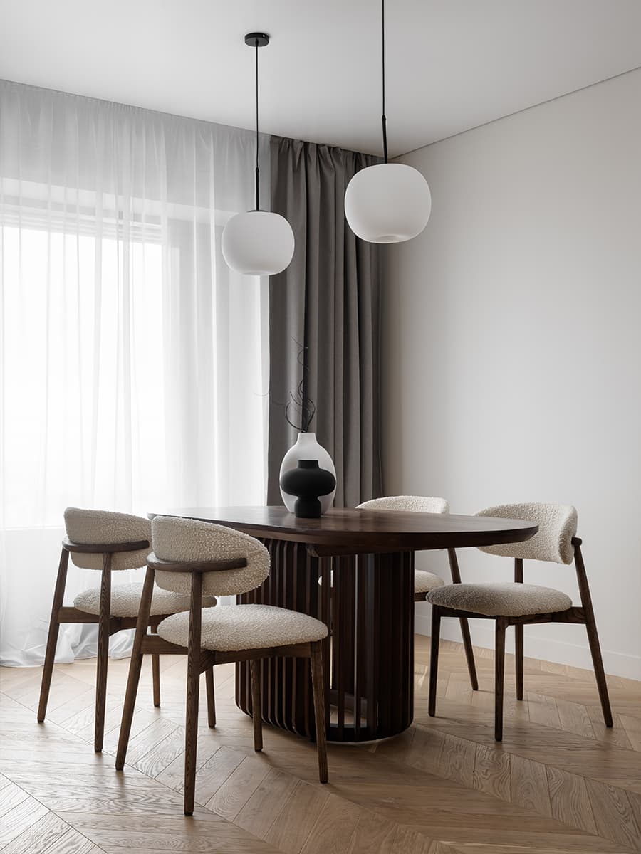 Двухуровневый остров в светлом интерьере квартиры для пары путешественников — проект Yuloo Studio