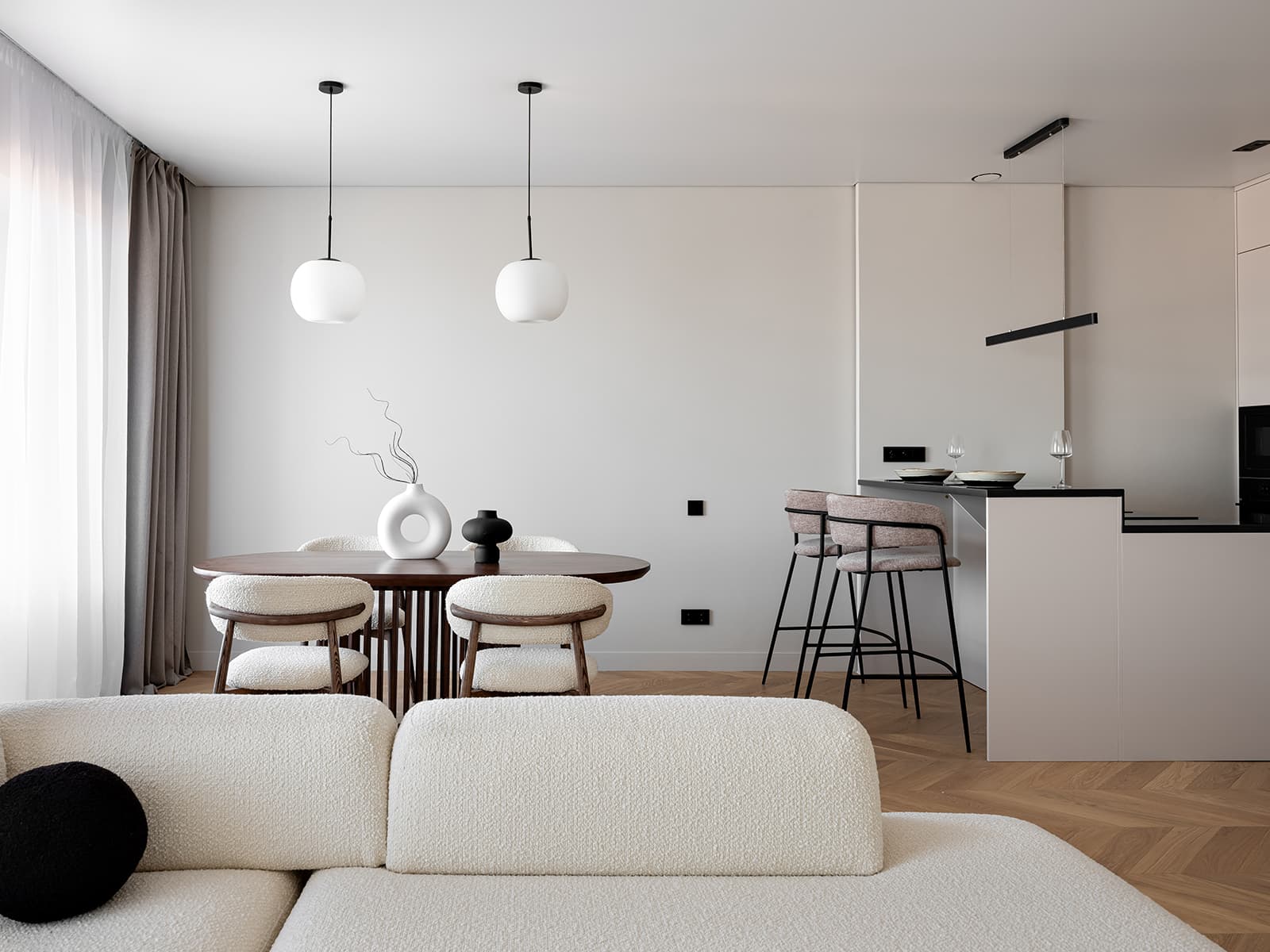 Двухуровневый остров в светлом интерьере квартиры для пары путешественников — проект Yuloo Studio