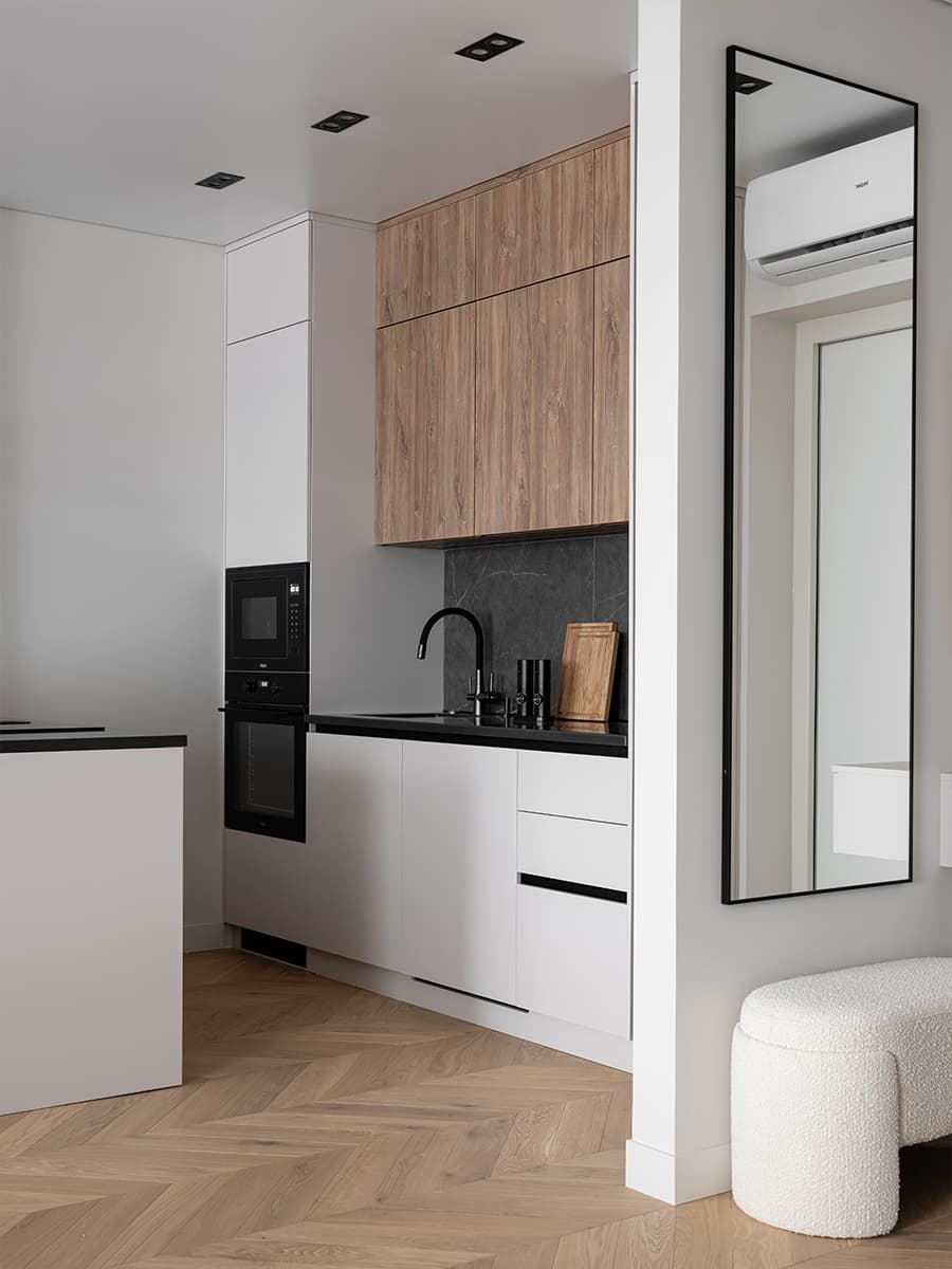 Двухуровневый остров в светлом интерьере квартиры для пары путешественников — проект Yuloo Studio