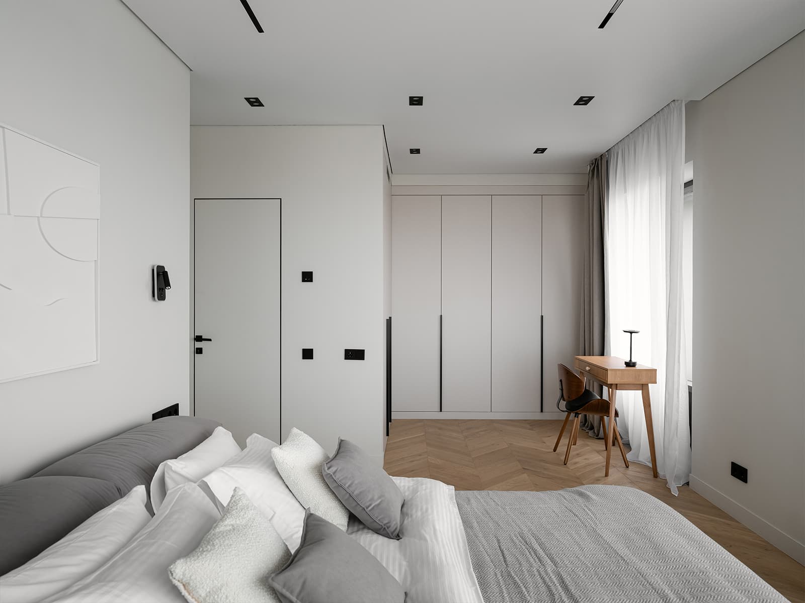 Двухуровневый остров в светлом интерьере квартиры для пары путешественников — проект Yuloo Studio