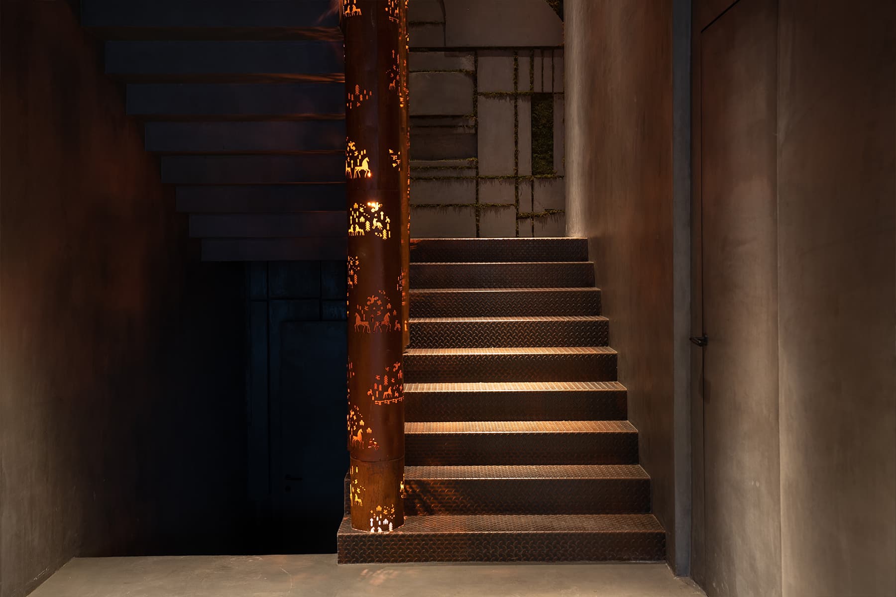 Интерьер московского ресторана, вдохновленный образом сказочного русского леса — проект бюро LEFTdesign