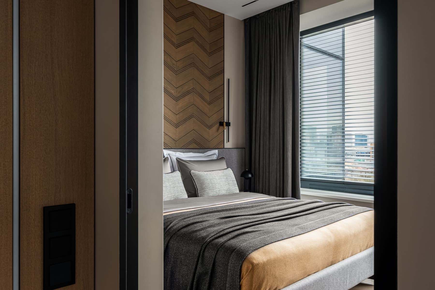 Сдержанный интерьер квартиры с необычной мягкой мебелью — проект cтудии дизайна интерьеров «TOP Interior»