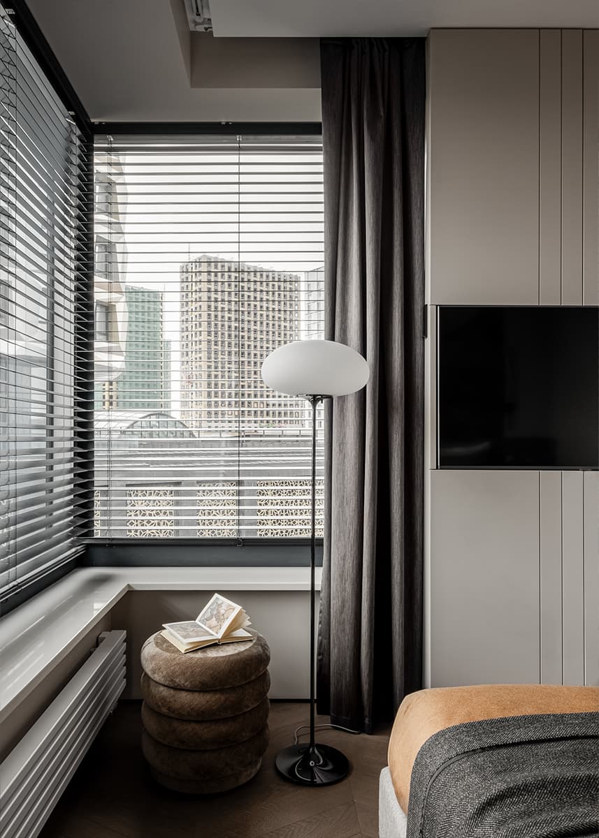 Сдержанный интерьер квартиры с необычной мягкой мебелью — проект cтудии дизайна интерьеров «TOP Interior»