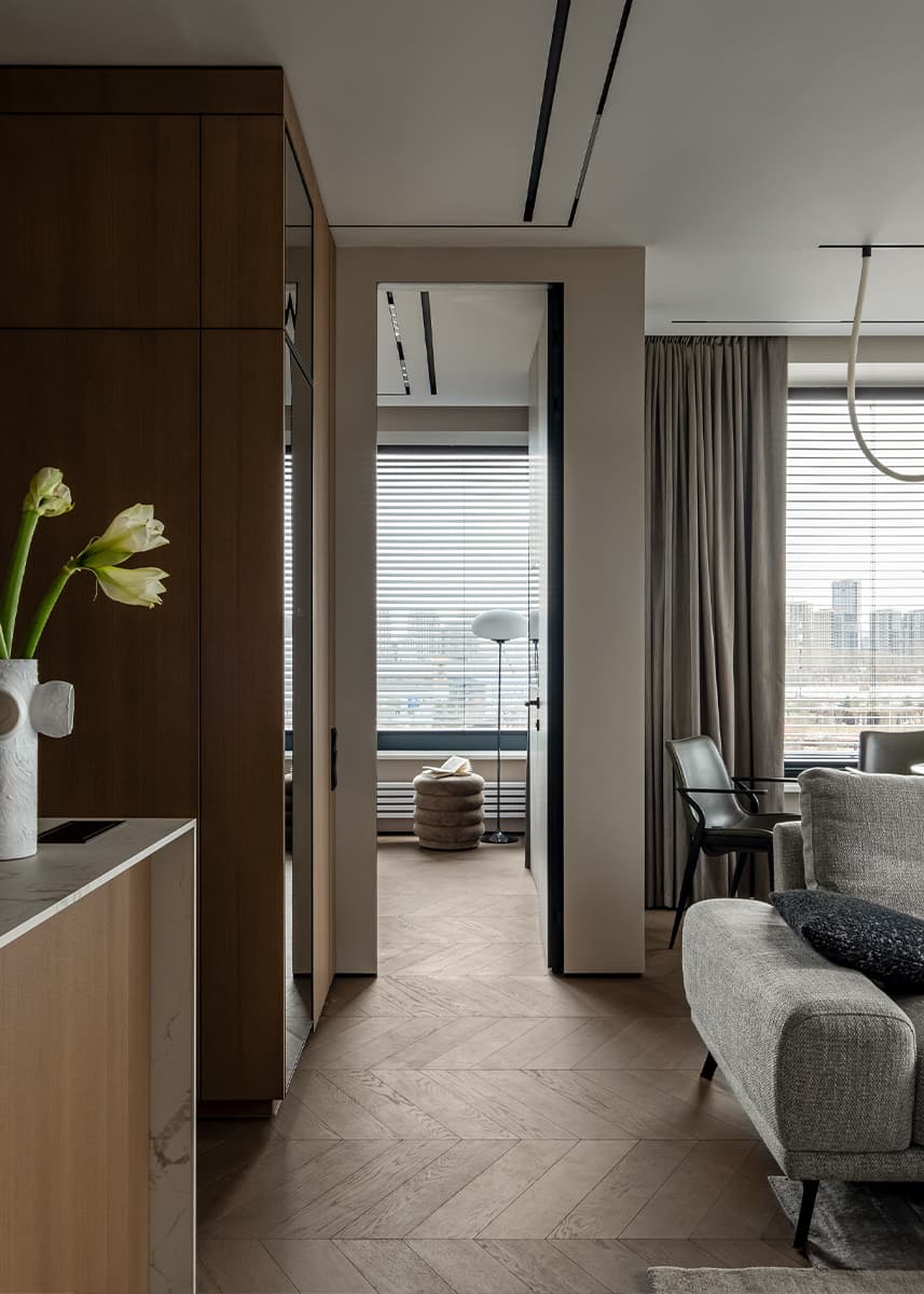 Сдержанный интерьер квартиры с необычной мягкой мебелью — проект cтудии дизайна интерьеров «TOP Interior»