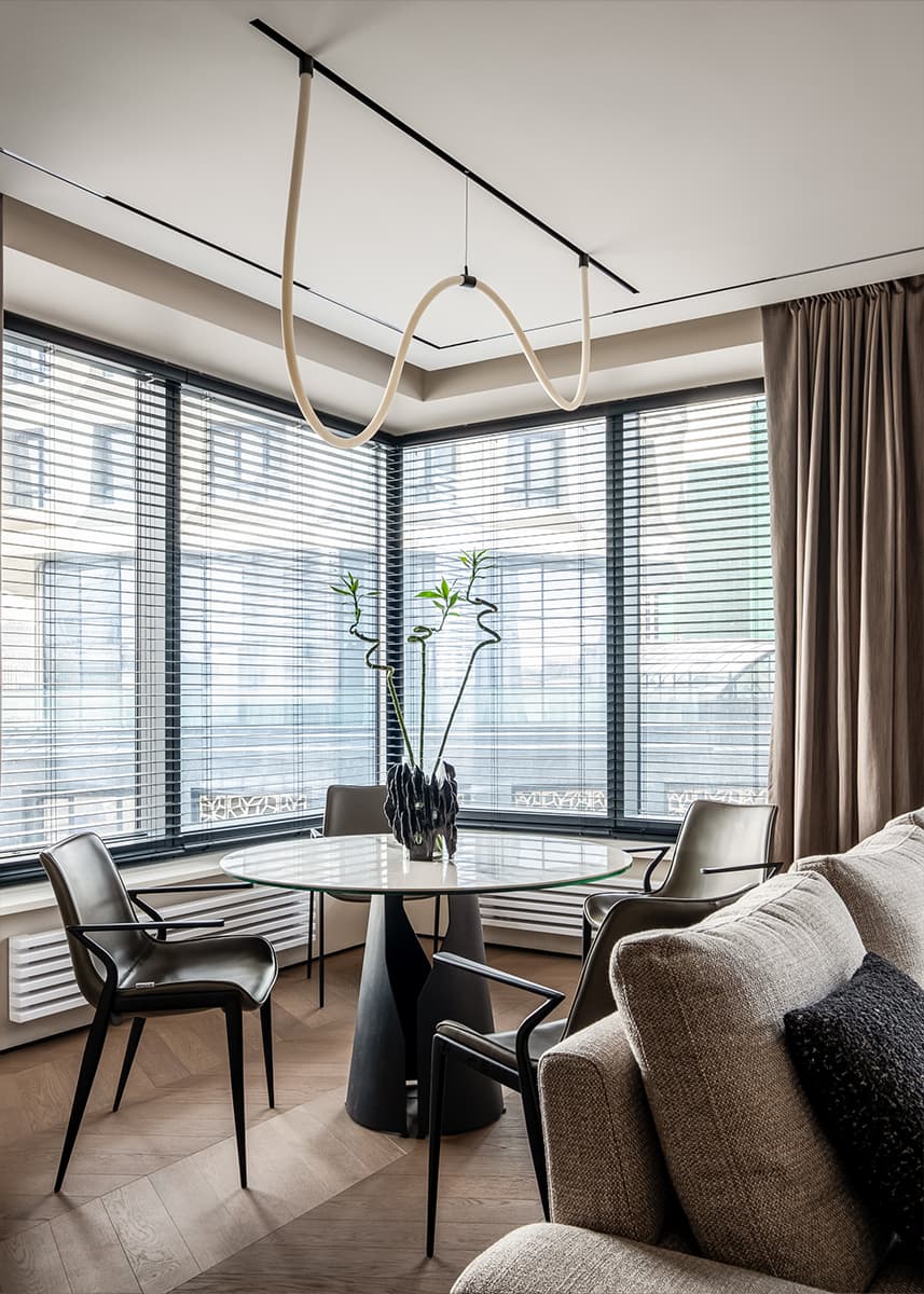 Сдержанный интерьер квартиры с необычной мягкой мебелью — проект cтудии дизайна интерьеров «TOP Interior»