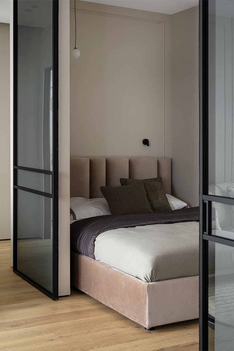 Акцентная глянцевая кухня и нежная детская в интерьере небольшой квартиры — проект Анны и Дмитрия Коробко w3