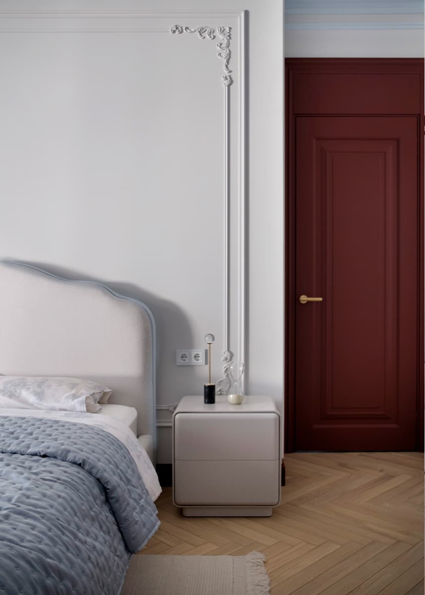 Умиротворяющий интерьер квартиры с акцентным санузлом и цветными молдингами — проект студии Pinterios