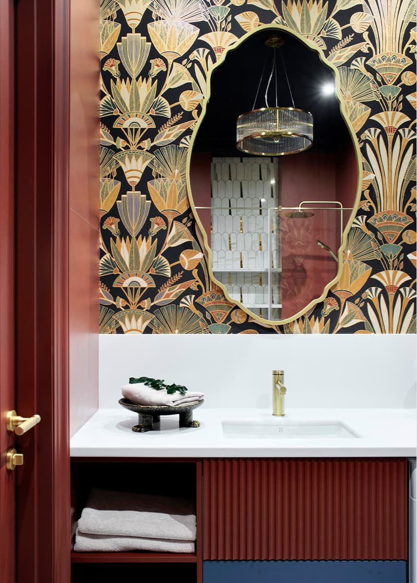 Умиротворяющий интерьер квартиры с акцентным санузлом и цветными молдингами — проект студии Pinterios