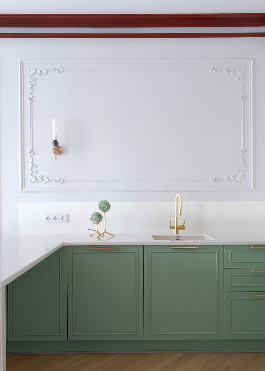 Умиротворяющий интерьер квартиры с акцентным санузлом и цветными молдингами — проект студии Pinterios