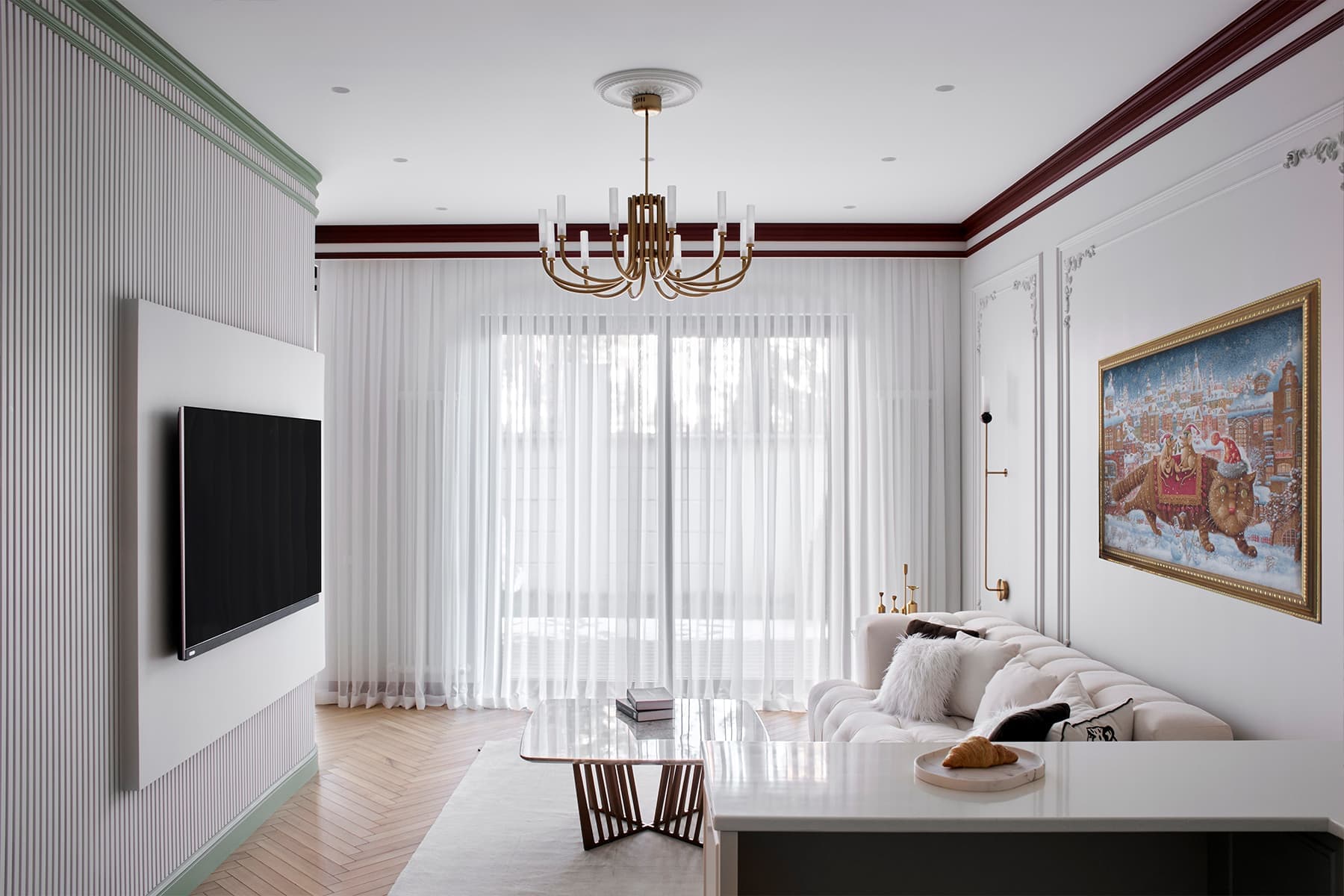 Умиротворяющий интерьер квартиры с акцентным санузлом и цветными молдингами — проект студии Pinterios