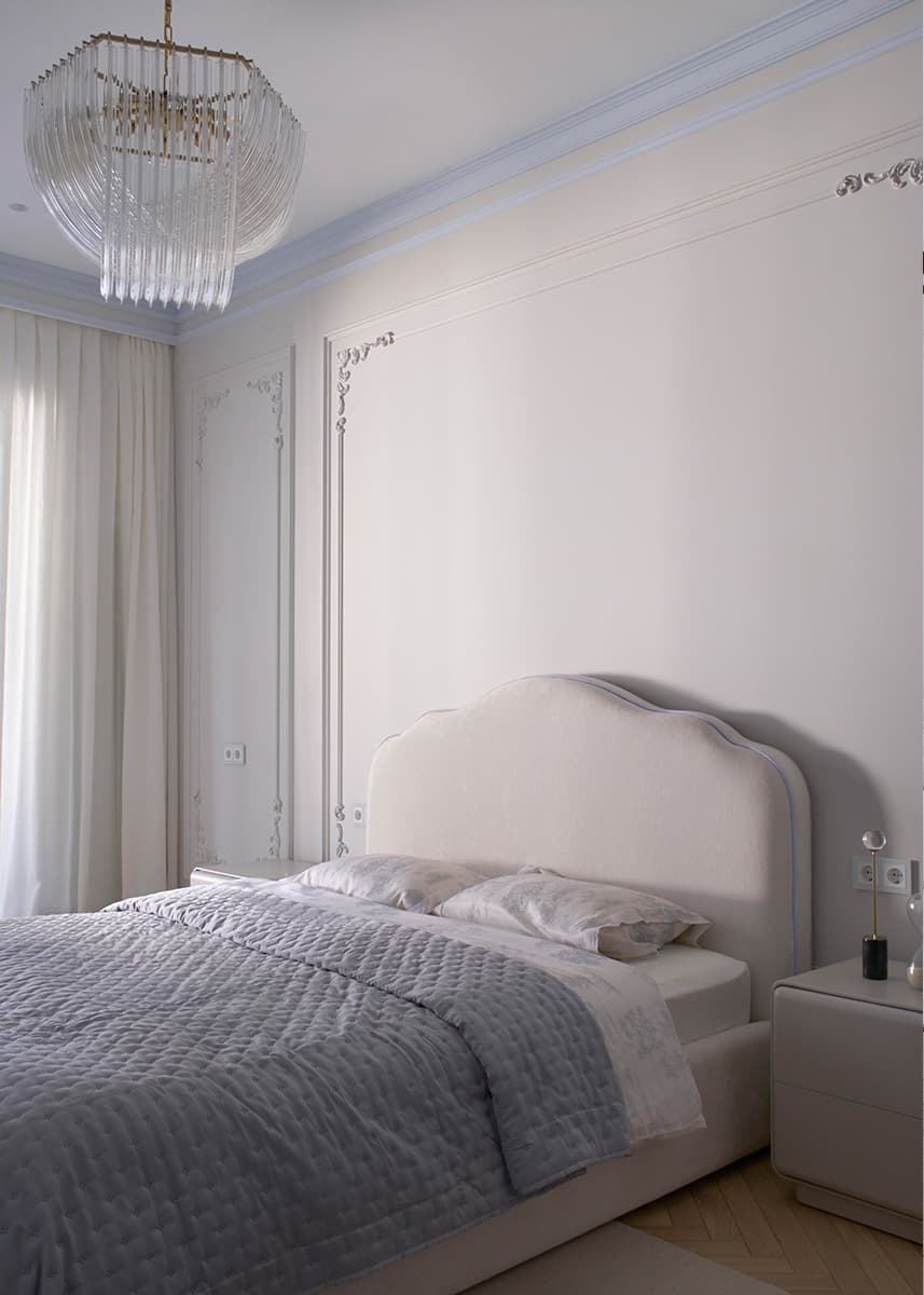 Умиротворяющий интерьер квартиры с акцентным санузлом и цветными молдингами — проект студии Pinterios w3