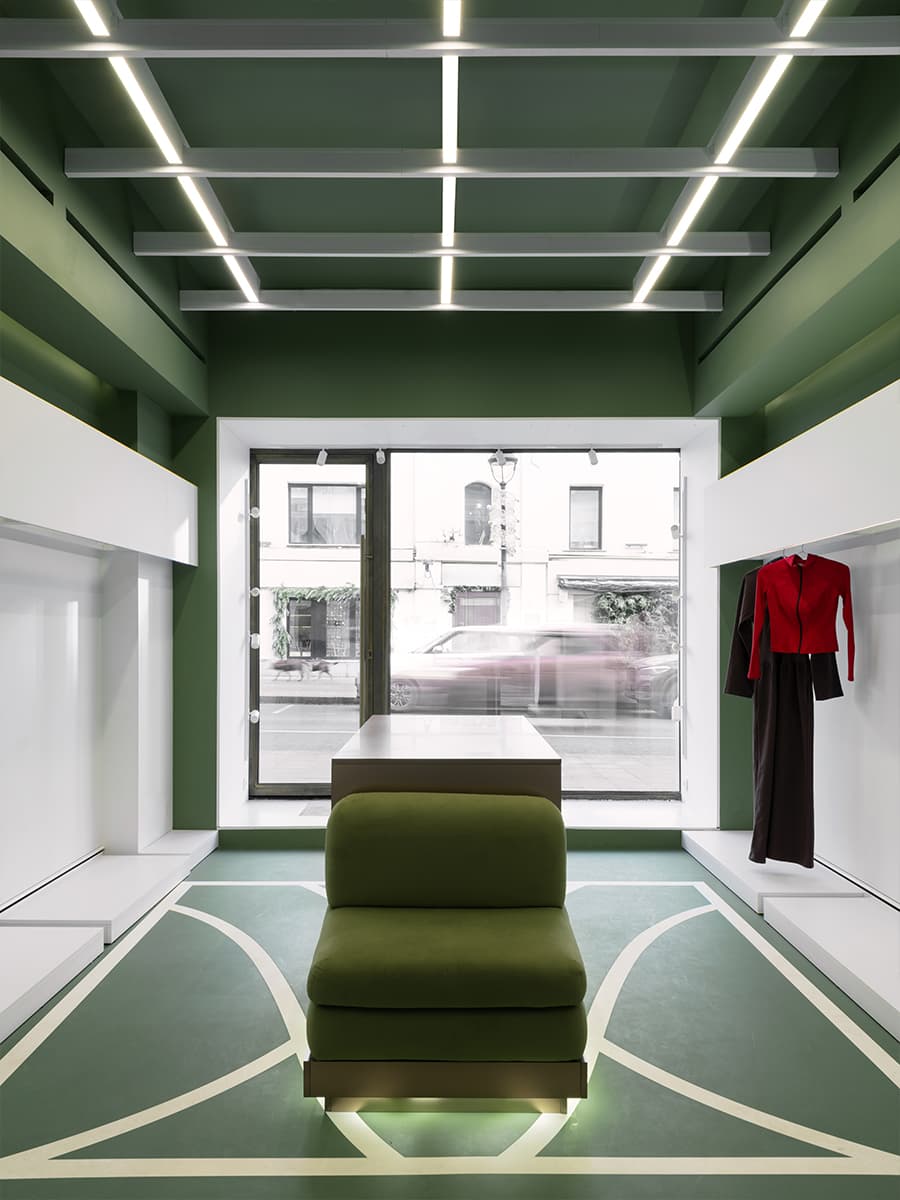 Переосмысление эстетики теннисных кортов в интерьере магазина спортивной одежды — проект Александры Бурмистровой