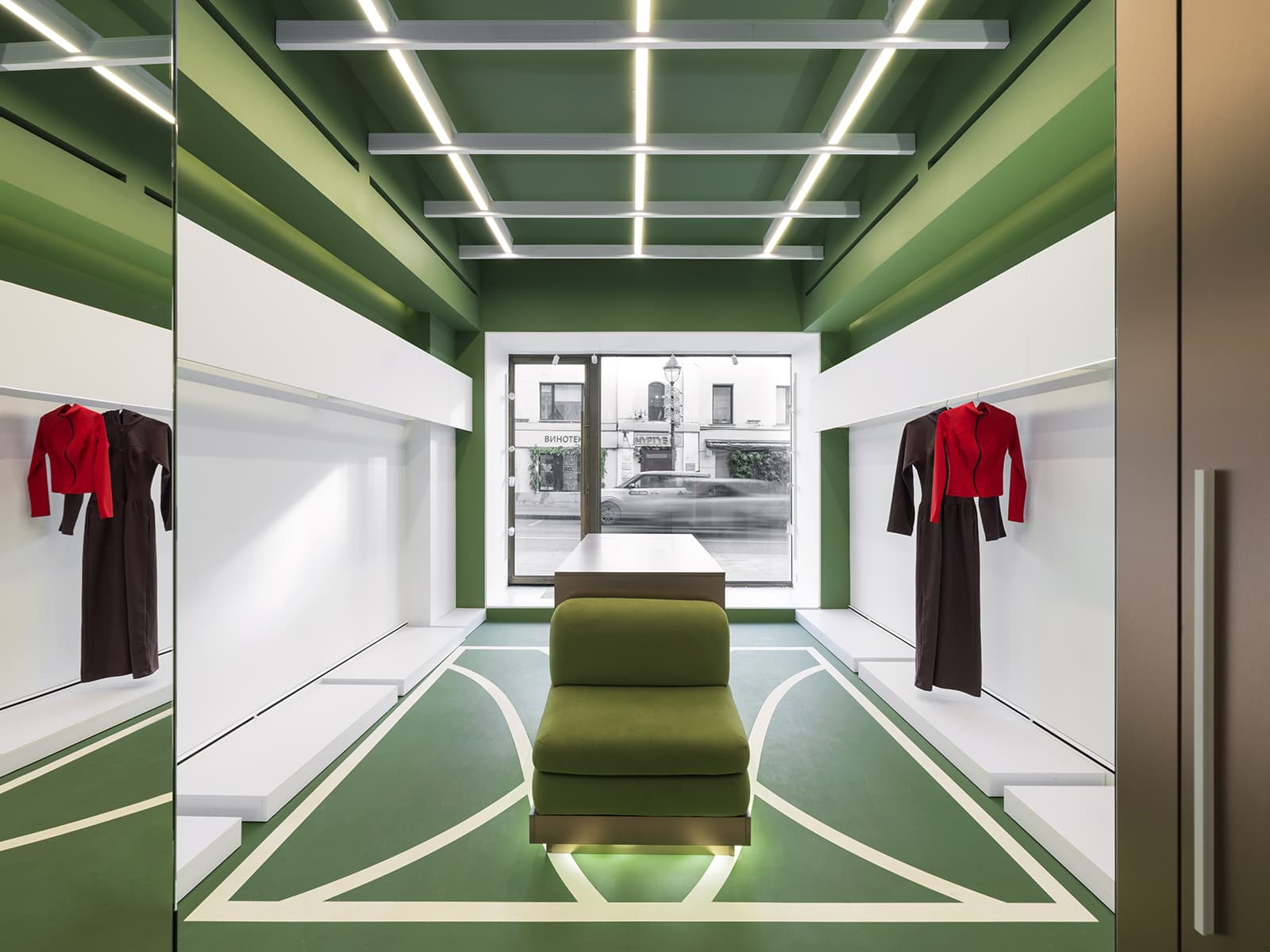 Переосмысление эстетики теннисных кортов в интерьере магазина спортивной одежды — проект Александры Бурмистровой