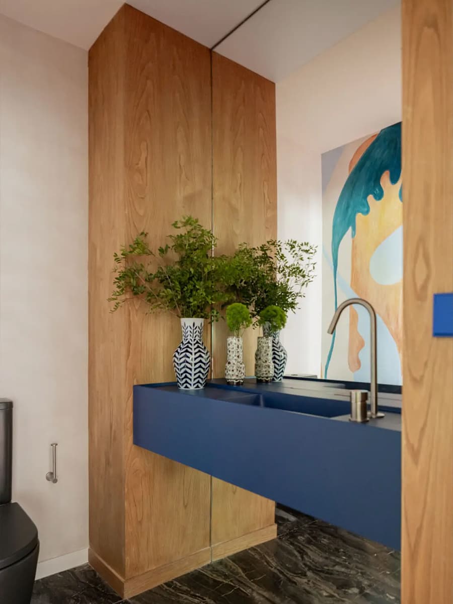 Эклектичный микс цветов и материалов в интерьере офиса дизайн-студии — проект Tabula Studio