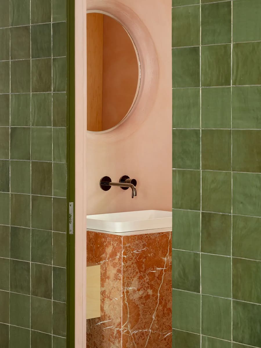 Эклектичный микс цветов и материалов в интерьере офиса дизайн-студии — проект Tabula Studio