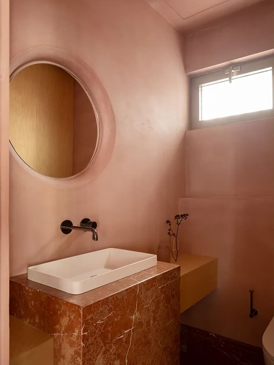 Эклектичный микс цветов и материалов в интерьере офиса дизайн-студии — проект Tabula Studio