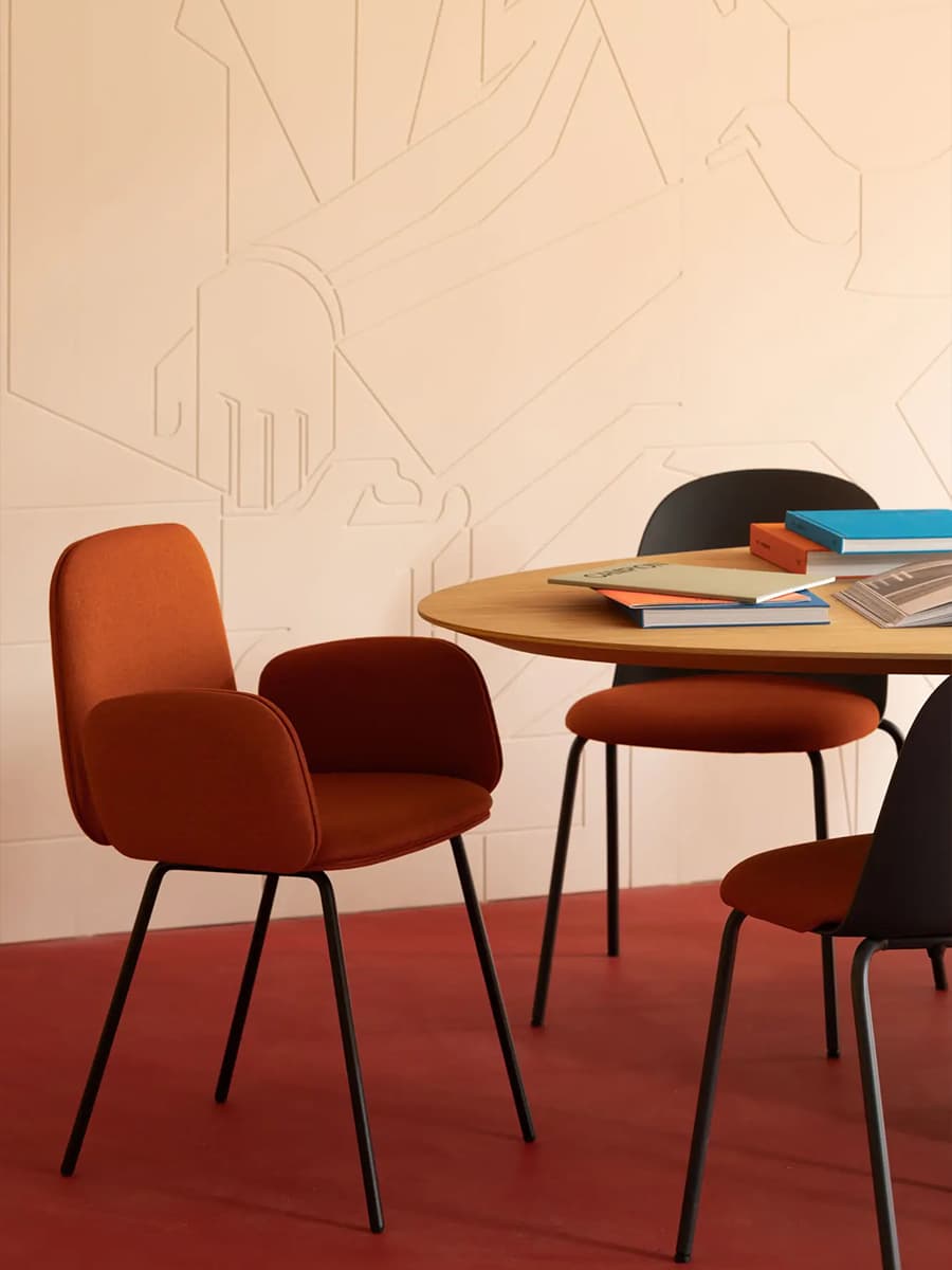 Эклектичный микс цветов и материалов в интерьере офиса дизайн-студии — проект Tabula Studio