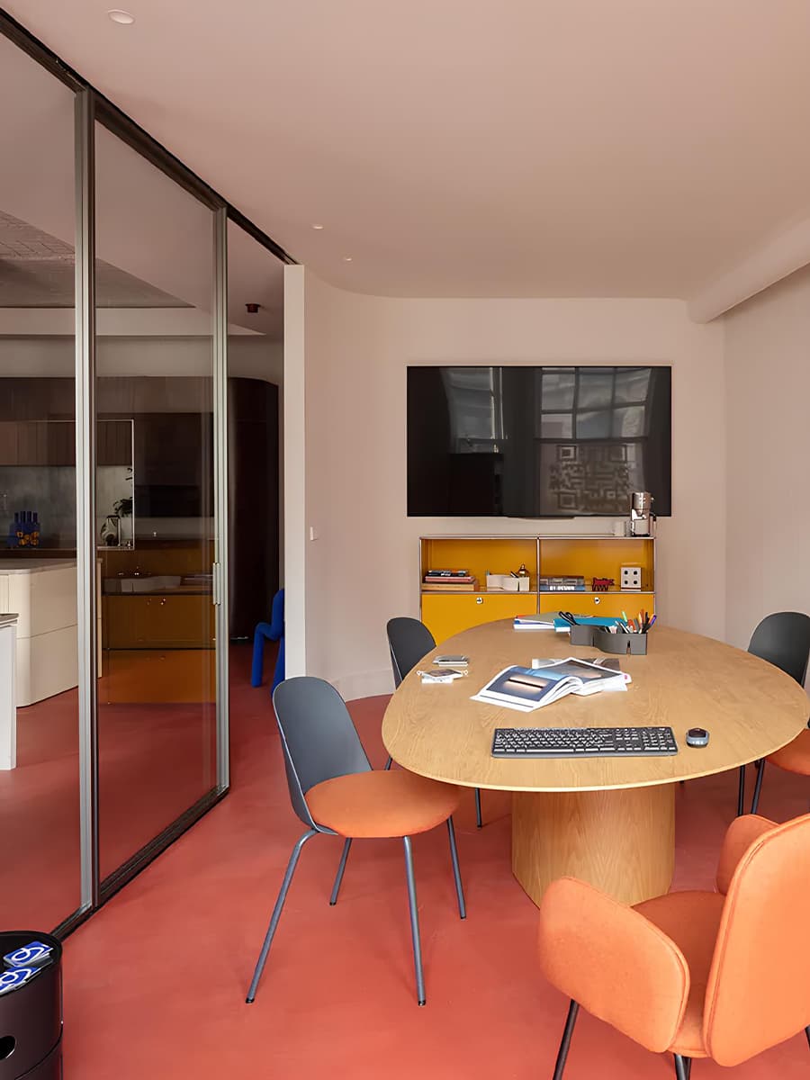 Эклектичный микс цветов и материалов в интерьере офиса дизайн-студии — проект Tabula Studio