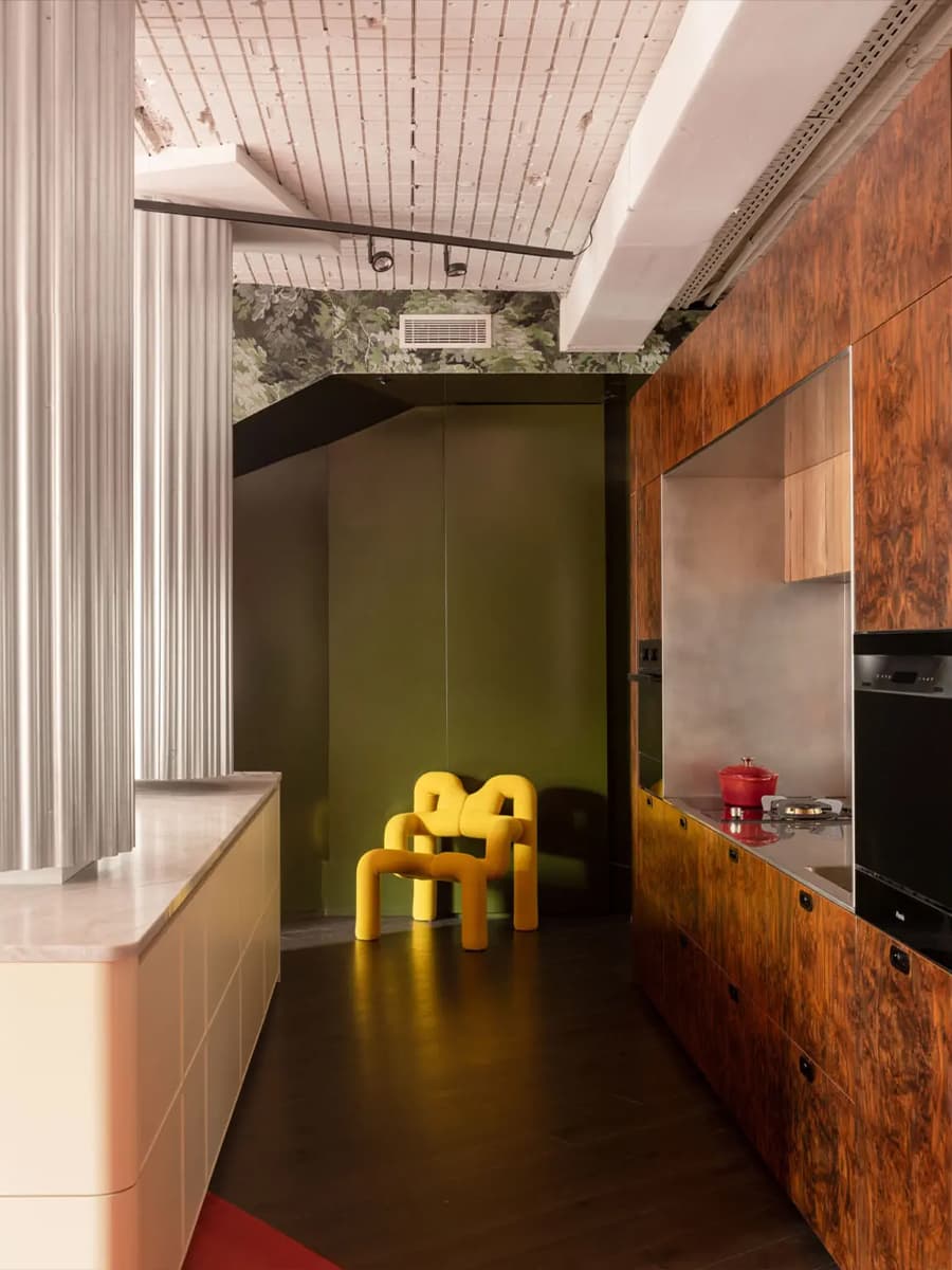 Эклектичный микс цветов и материалов в интерьере офиса дизайн-студии — проект Tabula Studio